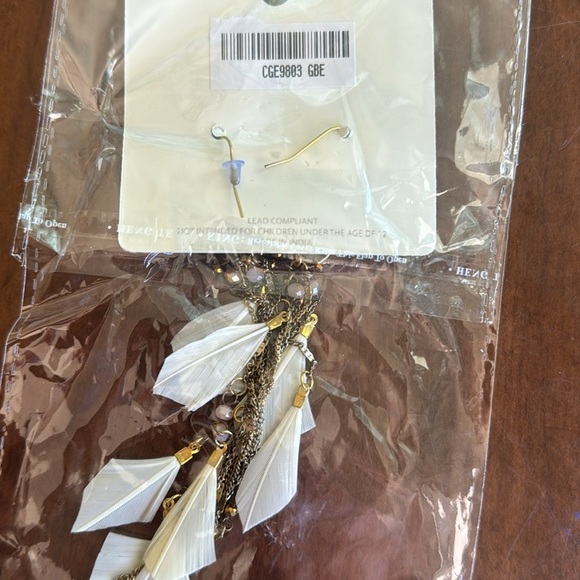 Mia Collection Gold White Feather Dangle Earrings Boho - Picture 3 of 3